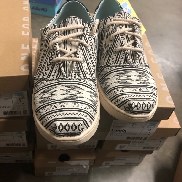 New Youth kids Girls Toms shoes size 12-4 - Picture 2 of 3